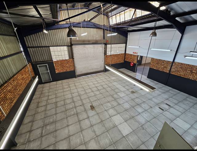 558M² WAREHOUSE TO LET IN JET PARK